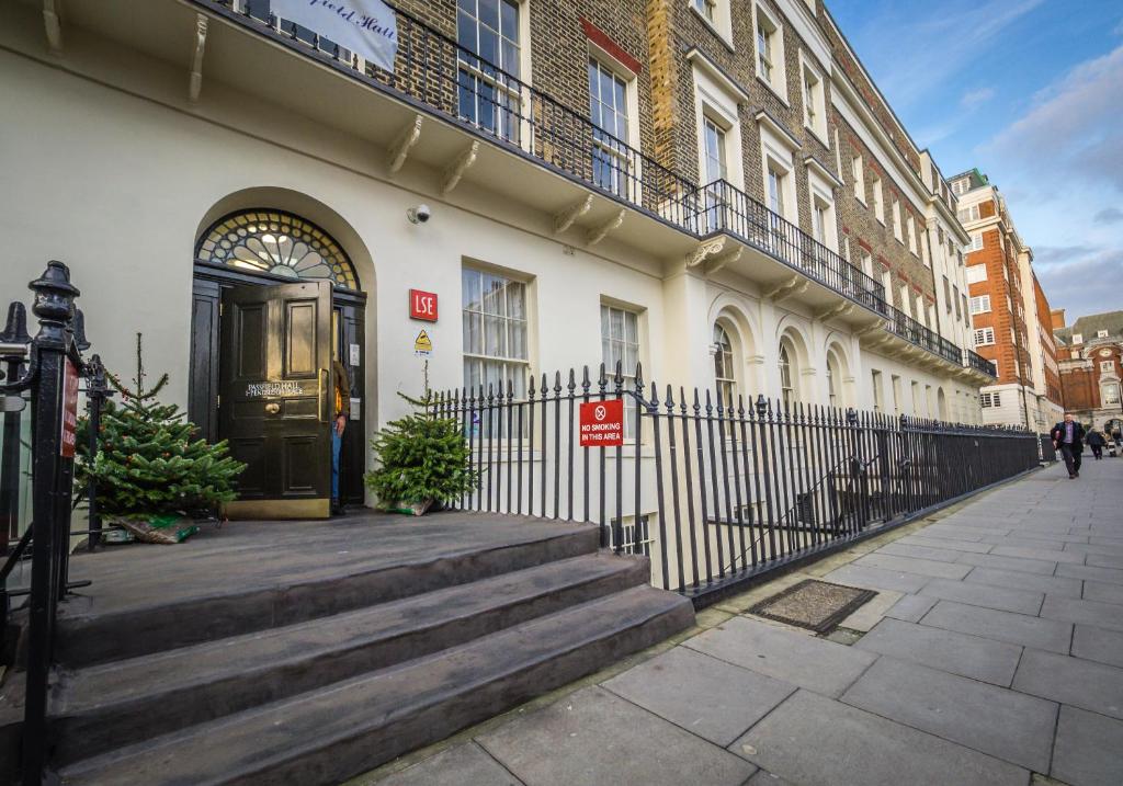 - un bâtiment avec une porte et des escaliers devant dans l'établissement LSE Passfield Hall, à Londres