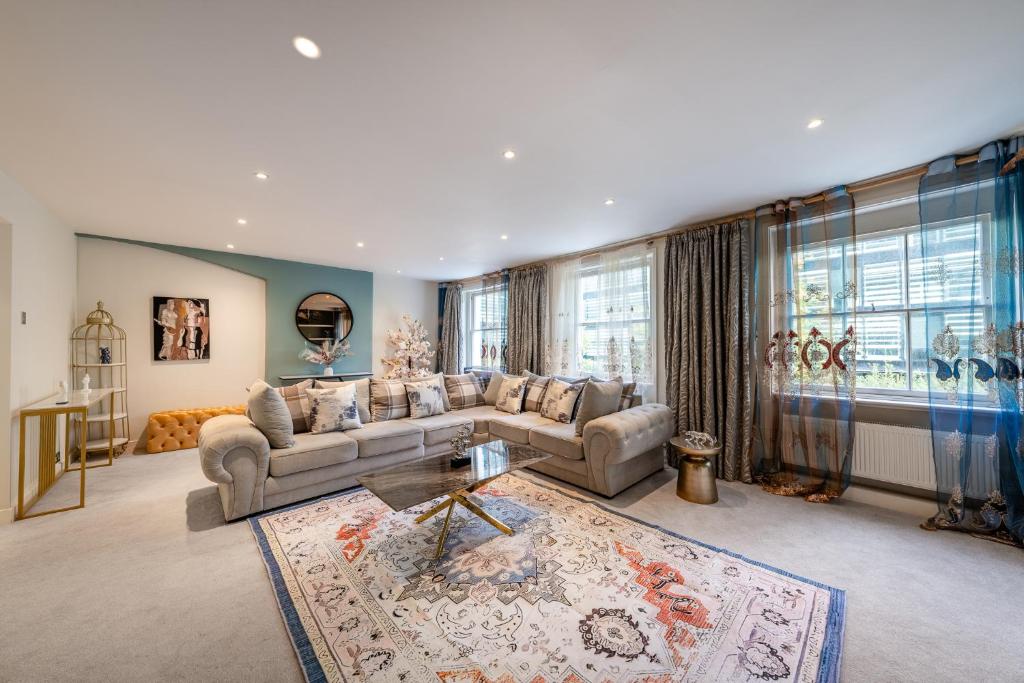 a living room with a couch and a table at GRAND 200 SqM 3-Bedroom VILLA in London
