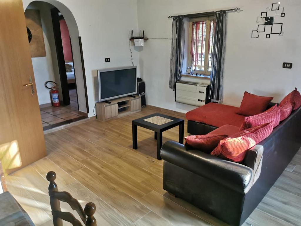salon z kanapą i telewizorem w obiekcie Chalet di montagna w mieście Trasacco