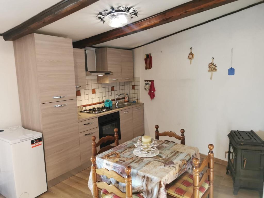 kuchnia ze stołem i krzesłami w pokoju w obiekcie Chalet di montagna w mieście Trasacco