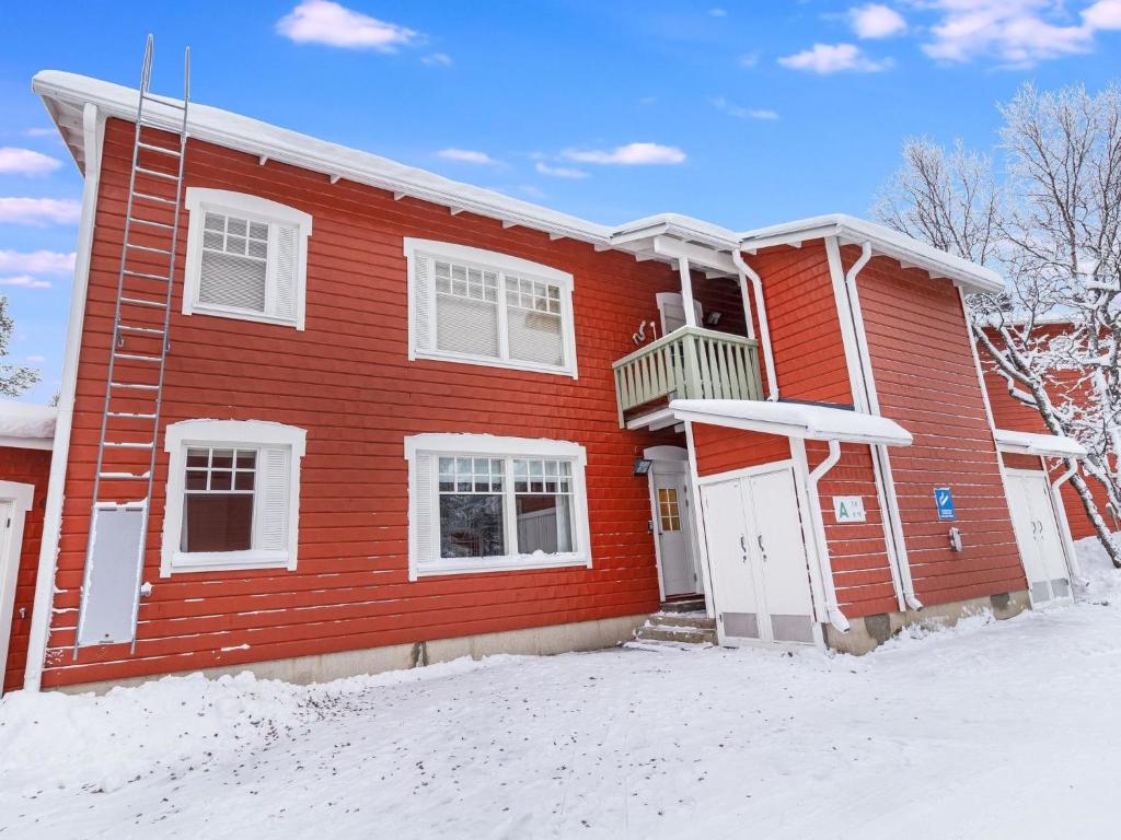 萨利色尔卡Holiday Home Moitakuru a10 by Interhome的雪中带阳台的红色房子