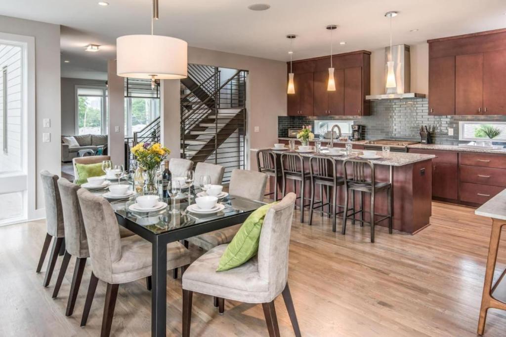 Η κουζίνα ή μικρή κουζίνα στο Great Location, Large Home - Roof Deck, Walk to Ni