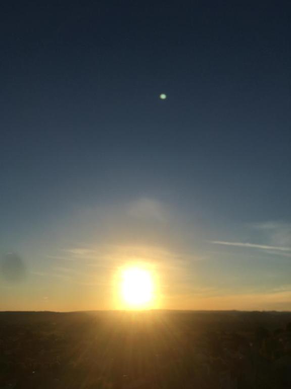 un coucher de soleil dans le ciel dans l'établissement Châteauneuf du Pape - Chez Marie dans logement ancien atypique - 1 chambre - 1 balcon avec vue - 1 salle d'eau privée, à Châteauneuf-du-Pape