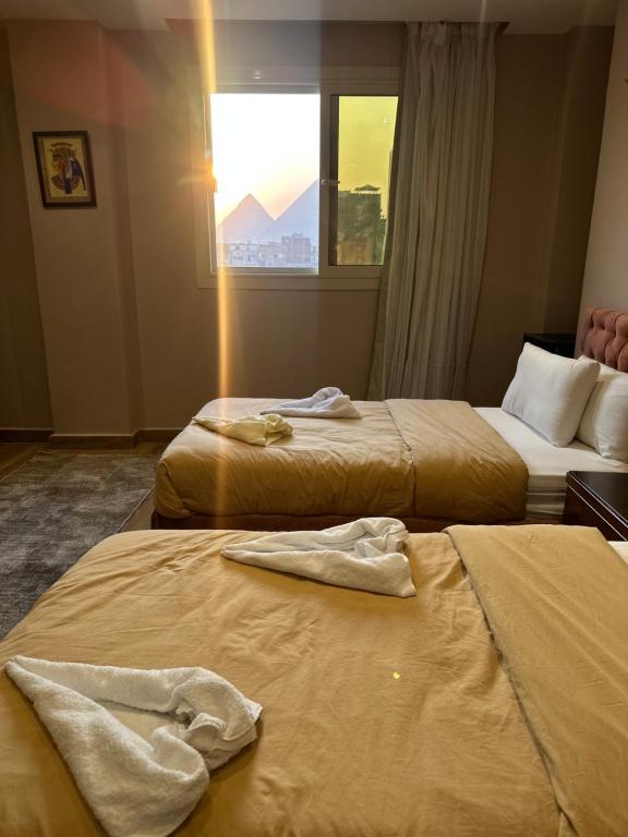 Postel nebo postele na pokoji v ubytování Mirage pyramids view hotel