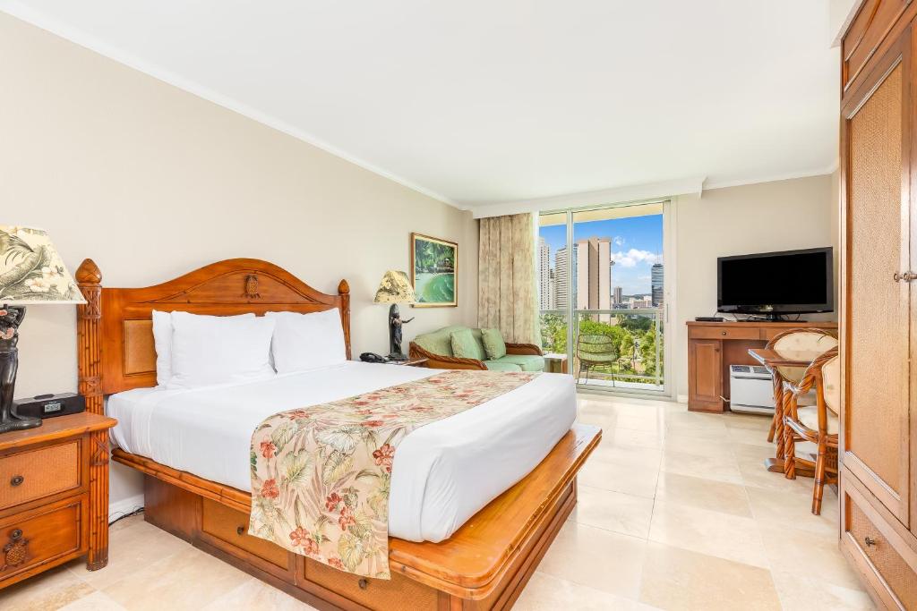 Luana Waikiki Hotel & Suites - City View Queen Bed With Sofa Bed