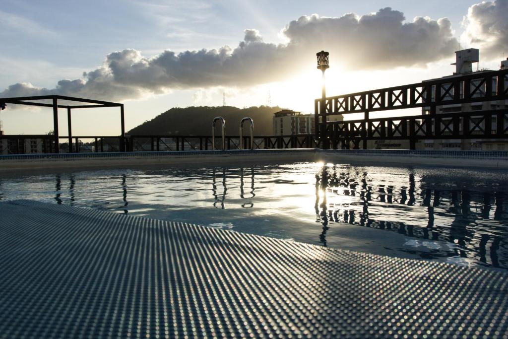 Bazén v ubytování Hotel Bahía Suites nebo v jeho okolí