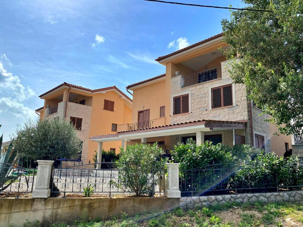a house with a fence in front of it at Villa Rebeka in Šilo