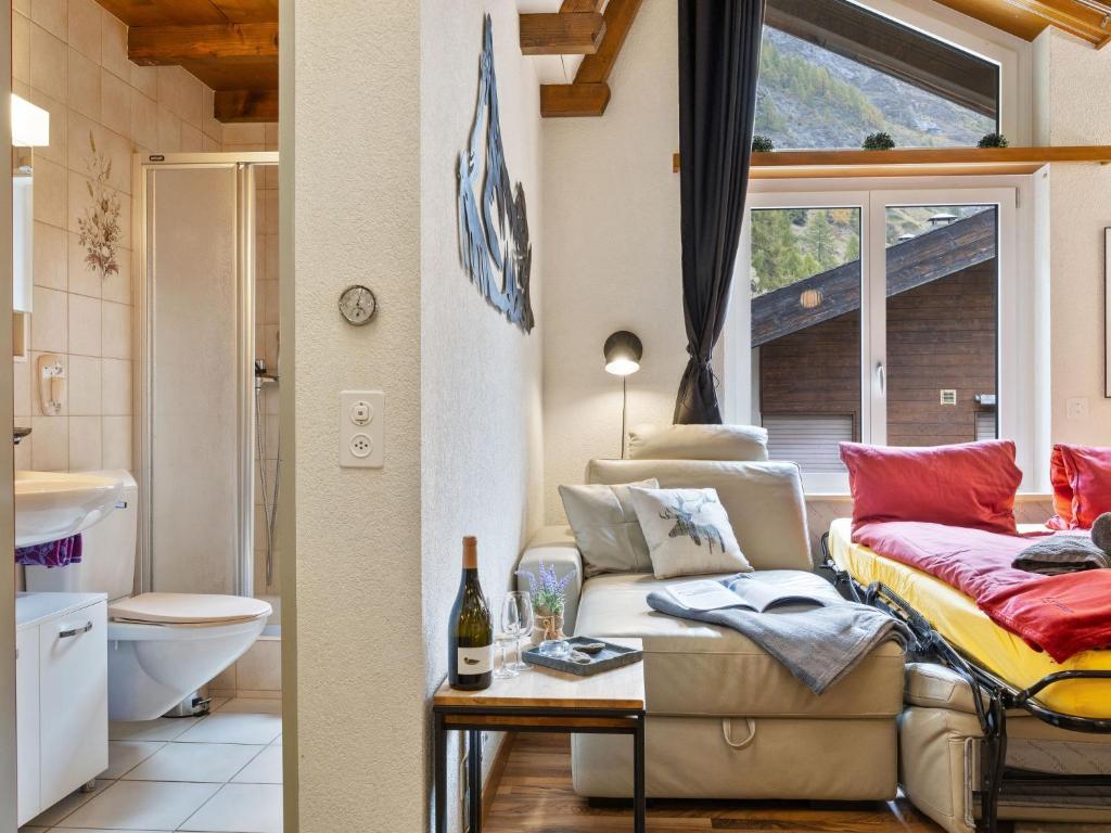 una sala de estar con un sofá y una mesa en Apartment Haus Bodmen B Apartment B 43 by Interhome, en Zermatt