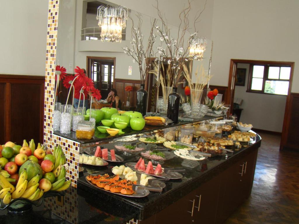 un buffet con diferentes tipos de comida en Brasil Palace Hotel en Belo Horizonte
