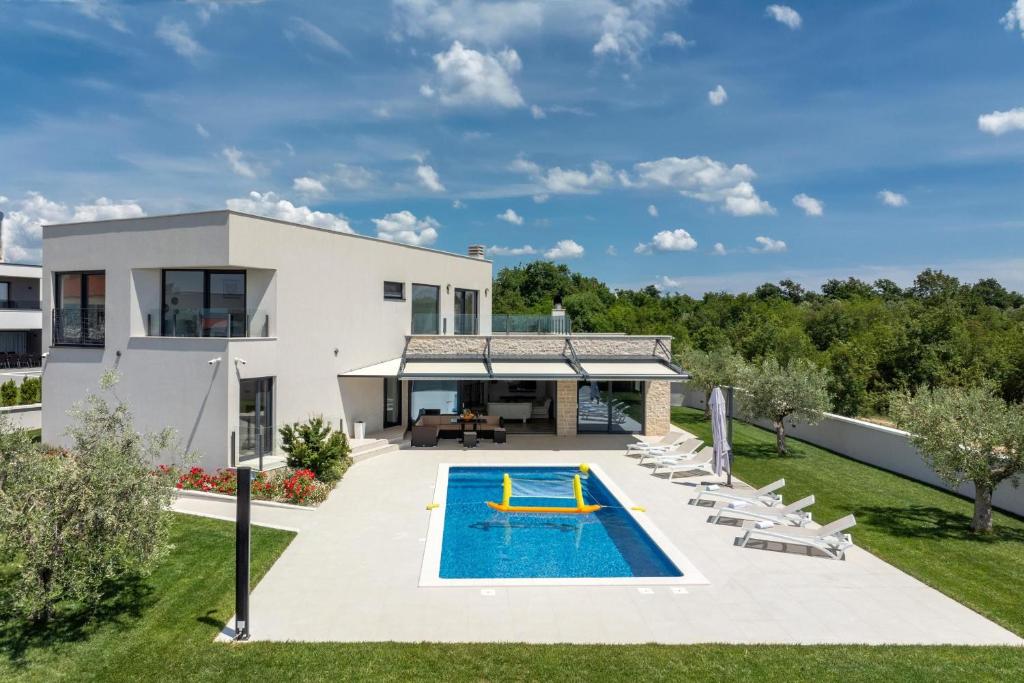 Villa Emma Mit 5 Schlafzimmern Und Beheiztem Pool