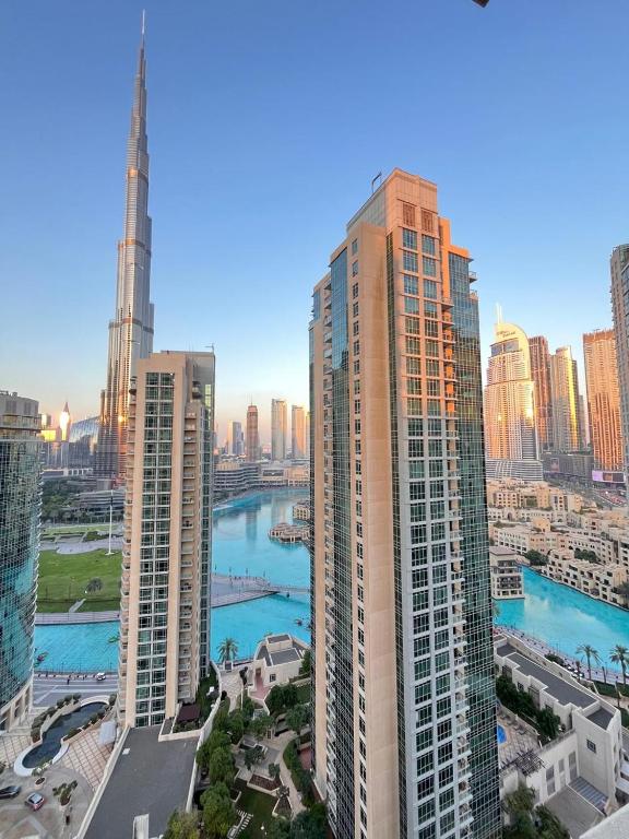 Nespecifikovaný výhled na destinaci Dubaj nebo výhled na město při pohledu z apartmánu