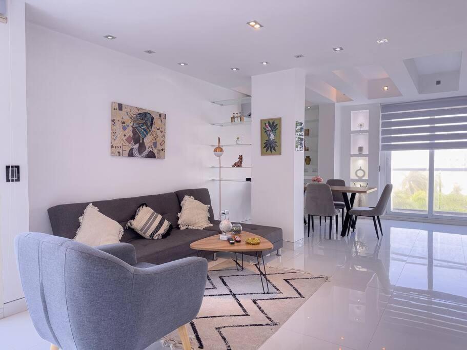 Khu vực ghế ngồi tại Luxury 2Bed 2Bath PH Steps from Mall Viva