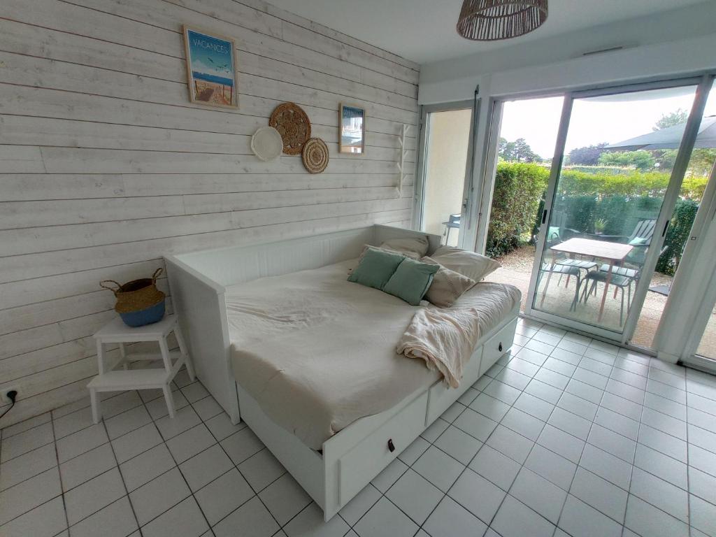 Postel nebo postele na pokoji v ubytování Studio l'Oasis, Piscine, Parking, Proche Plage