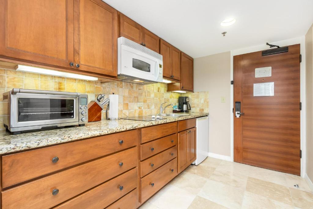 Luana Waikiki Hotel & Suites - Partial Ocean View Studio Suite With Kitchenette