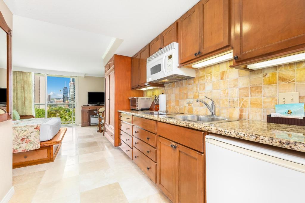 Luana Waikiki Hotel & Suites - 