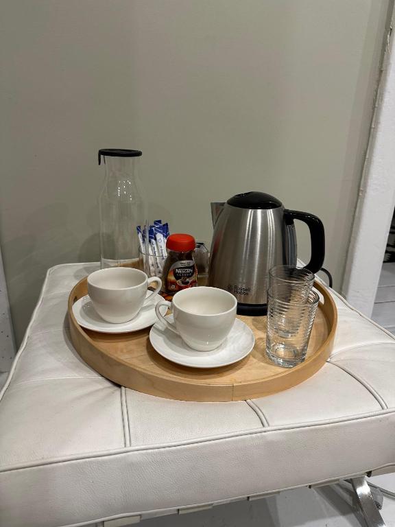 Príslušenstvo na prípravu kávy alebo čaju v ubytovaní Cherry Tree Cozy Rooms