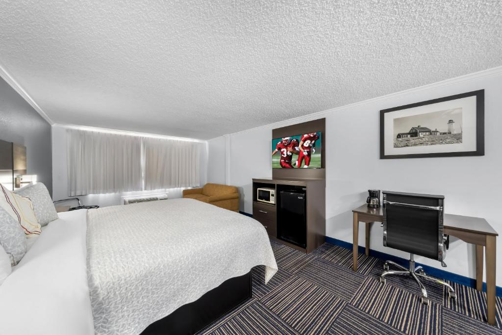 Admiralty Inn & Suites - a Red Collection Hotel - Superior King Room Smoke Free