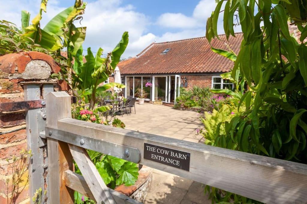 The Cow Barn - Norfolk Cottage Agency في Banningham: منزل فيه لافته تقرا الصرف فقط