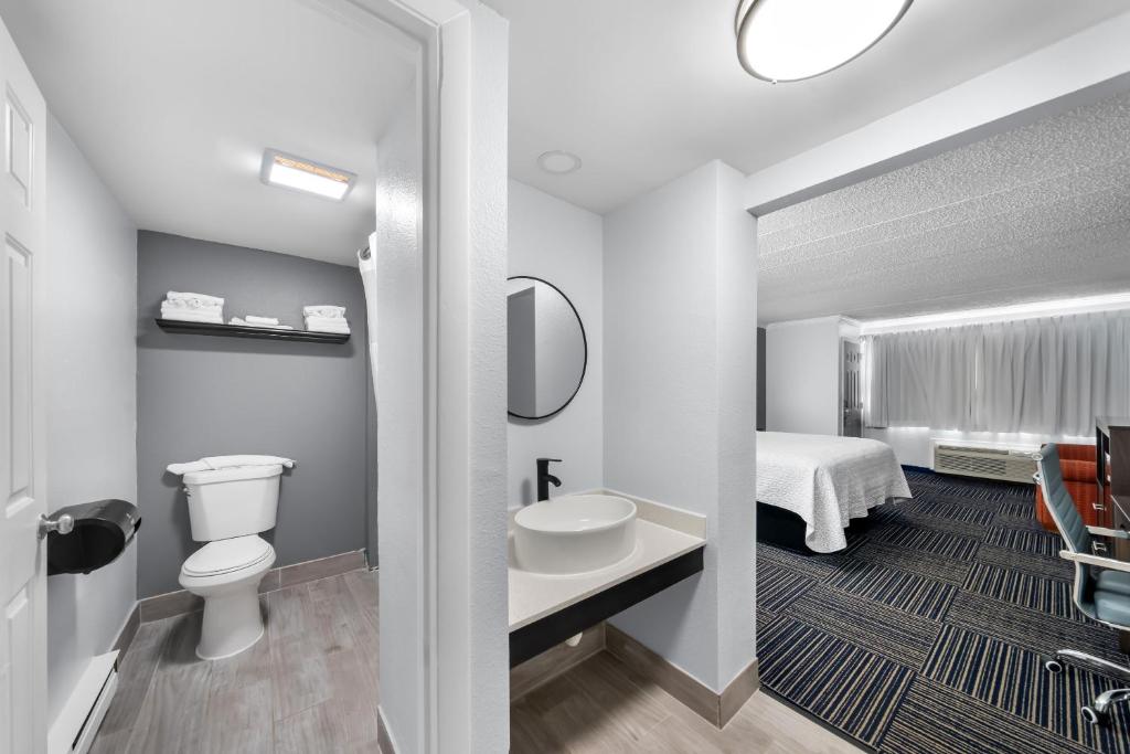 Admiralty Inn & Suites - a Red Collection Hotel photo