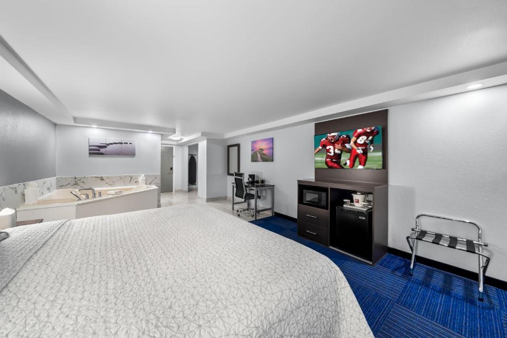 Admiralty Inn & Suites - a Red Collection Hotel photo