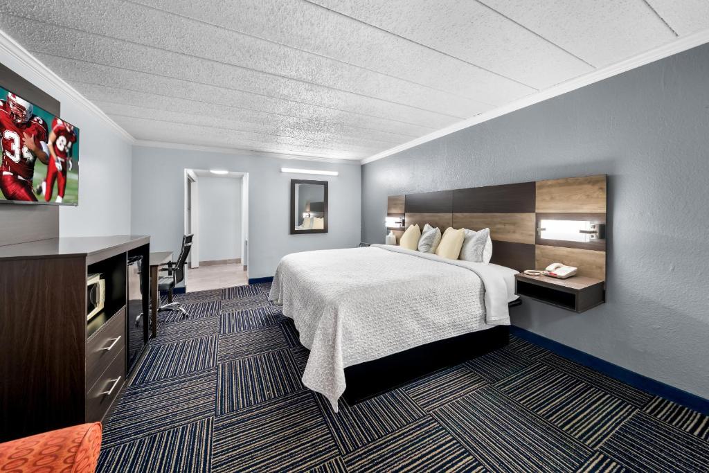 Admiralty Inn & Suites - a Red Collection Hotel photo