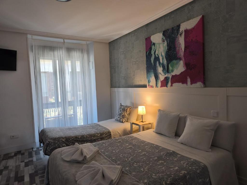 Cama o camas de una habitación en Fuencarral Adeco