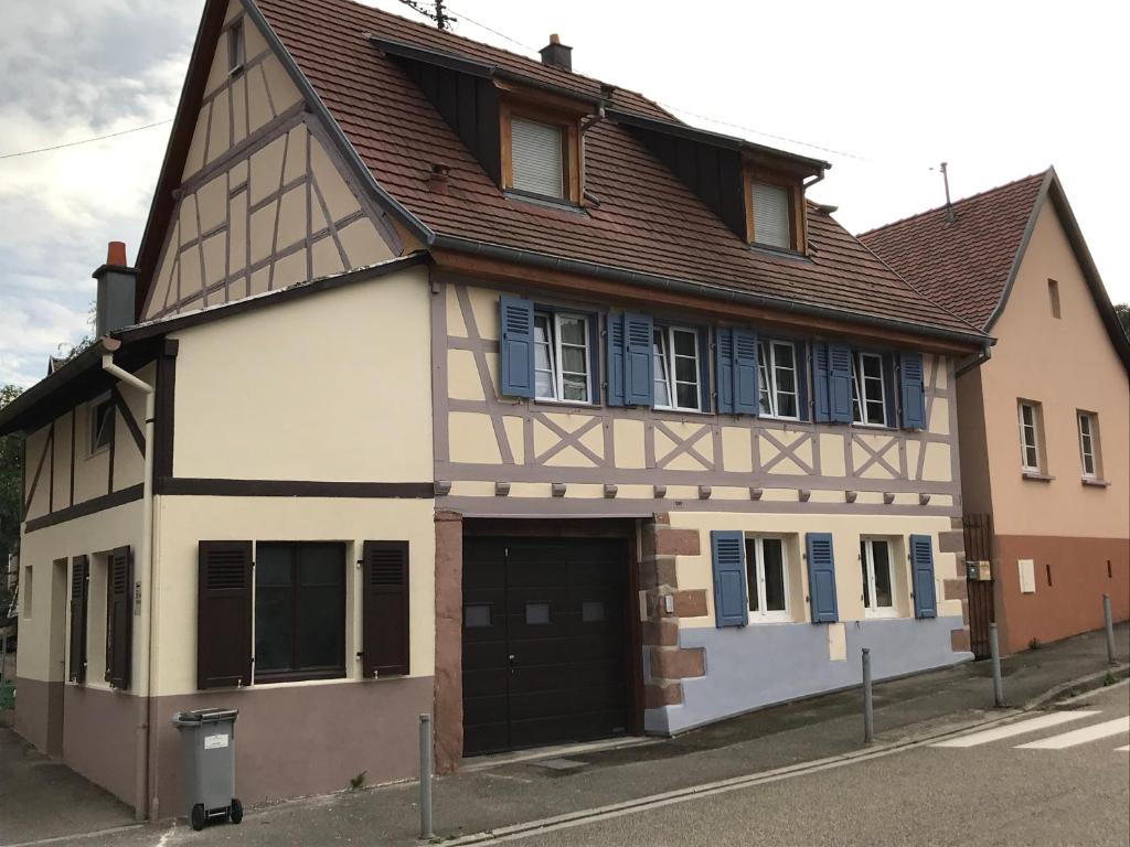 Biały i brązowy dom z brązowym dachem w obiekcie Le Logis du Vignoble w mieście Kintzheim
