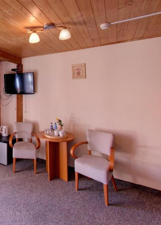 Televízia a/alebo spoločenská miestnosť v ubytovaní Dom Wypoczynkowy Topaz