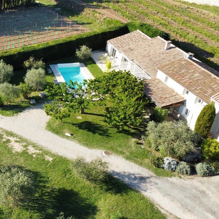 une vue aérienne d'une maison avec piscine dans l'établissement Le Mazet Des Joncs en Provence, à Saint-Pierre-de-Vassols