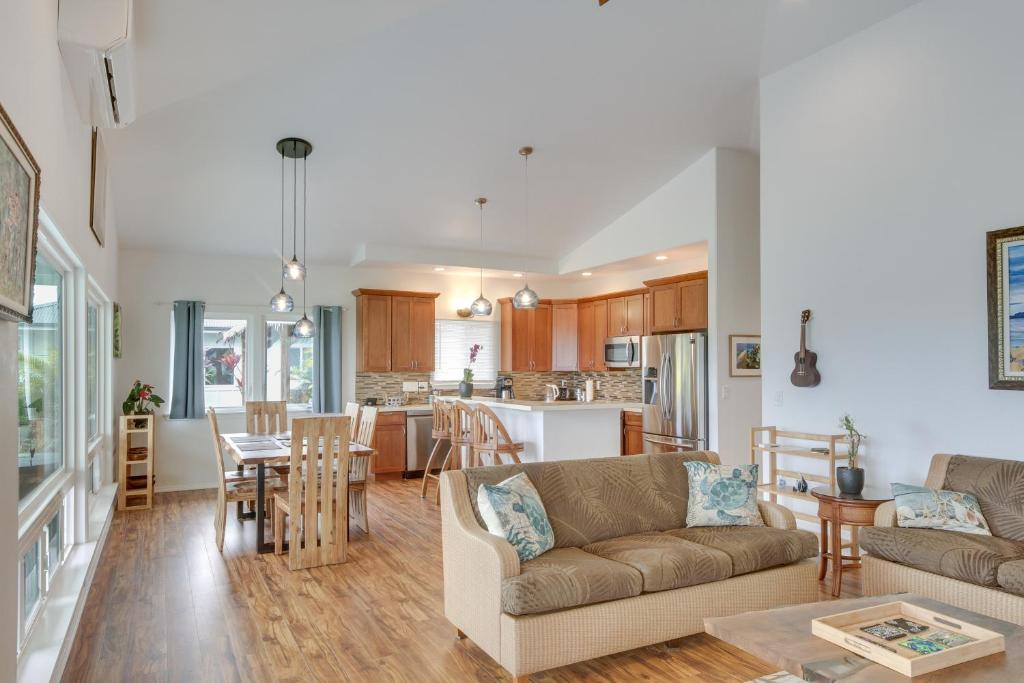 Una sala de estar y una cocina con un sofá y una mesa. en Oceanfront Home with Pool, Gazebo Access in Papaikou, en Papaikou