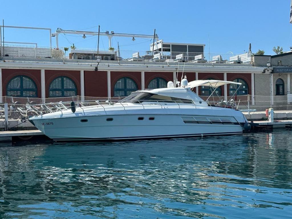 un barco blanco atracado en un muelle en el agua en Motor Yacht Raffaelli "Bonita", en Trieste