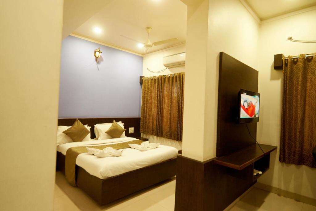 Postel nebo postele na pokoji v ubytování Hotel Pride Inn Shirdi