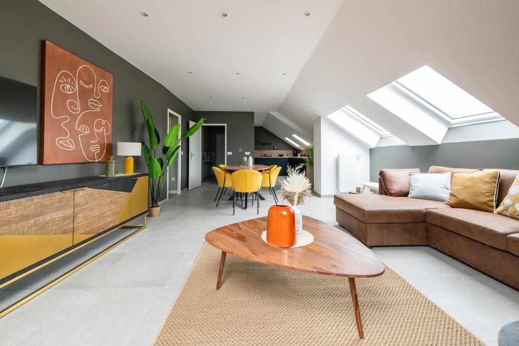 un salon avec un canapé et une table dans l'établissement Elégance Contemporaine, à Saint-Germain-sur-Morin