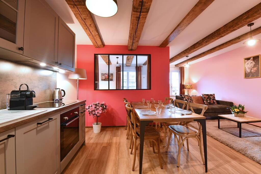 une cuisine et une salle à manger avec une table dans une pièce dans l'établissement La vie en rose - 6P-3BR, à Colmar