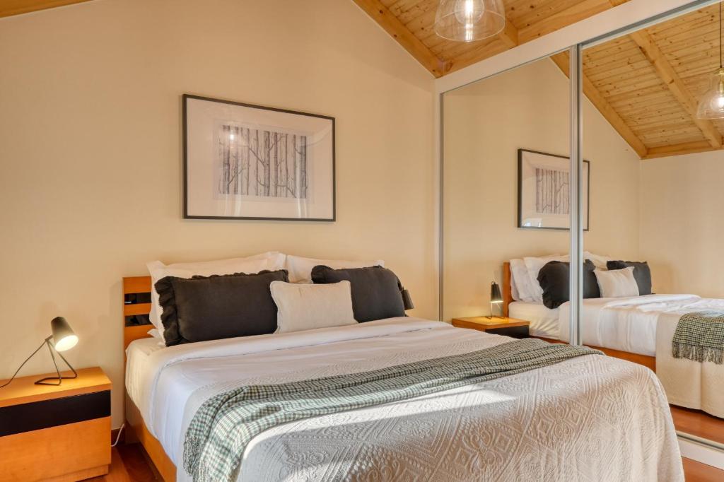 a bedroom with two beds in a room at Ocean View Cottage a Home in Madeira in Fajã da Ovelha