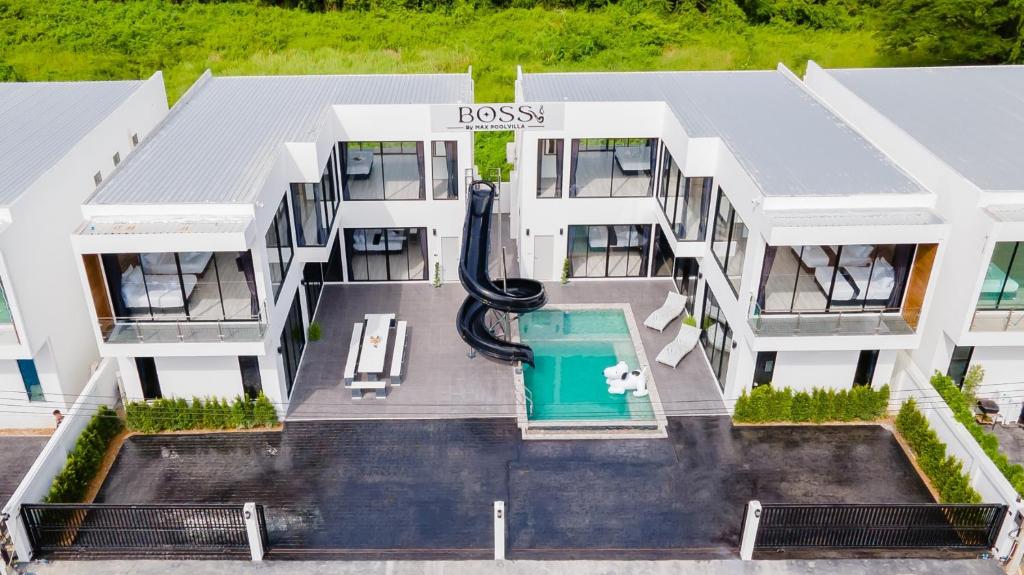 Πισίνα στο ή κοντά στο BOSS Luxury PoolVilla Pattaya Bang Saray Beach 8 Bedrooms