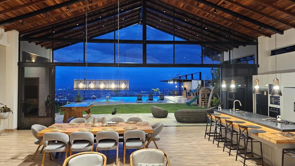 an open kitchen and dining room with a table and chairs at Casa en el Cielo in Cali