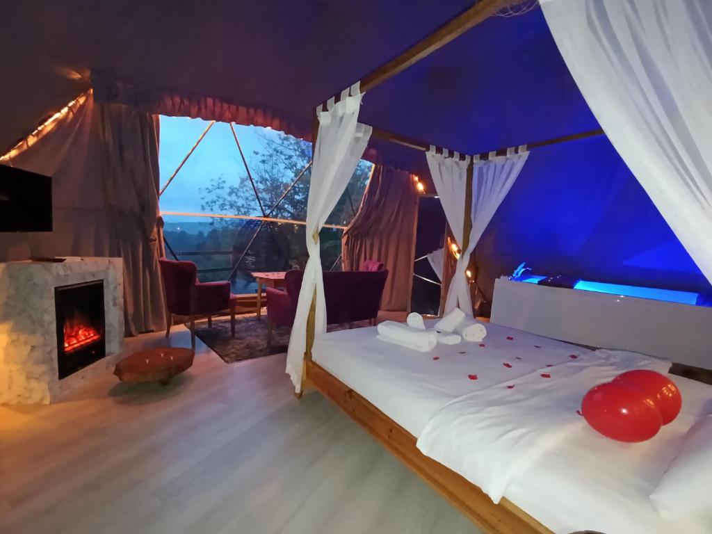 Postel nebo postele na pokoji v ubytování ME-GA Glamping