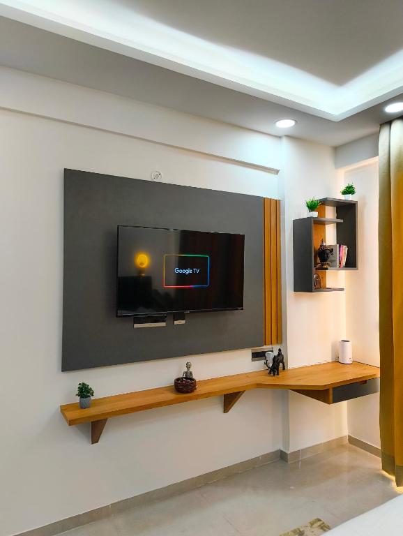 TV a/nebo společenská místnost v ubytování Arth Studios, Omaxe Hazratganj Gomti Nagar Ext
