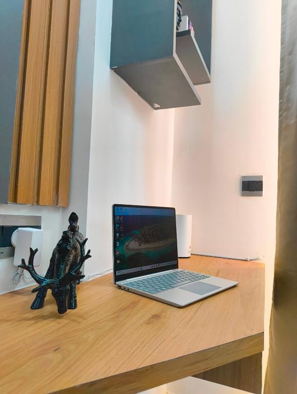 TV a/nebo společenská místnost v ubytování Arth Studios, Omaxe Hazratganj Gomti Nagar Ext