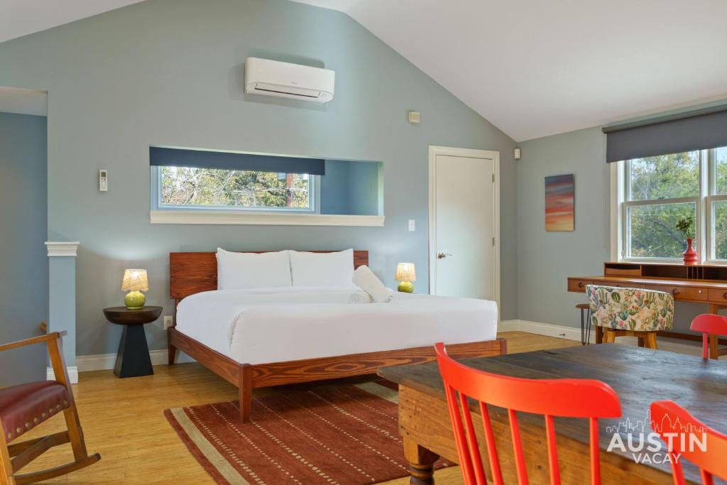 Postel nebo postele na pokoji v ubytování Coveted Tarrytown Studio Apt 1BA w Breakfast Nook Window Desk King Bed