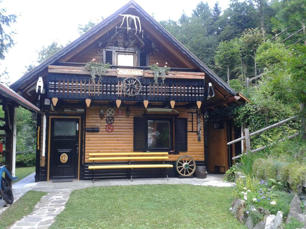 une cabane en rondins avec un banc devant elle dans l'établissement Holiday Home Prdelanca, à Luče