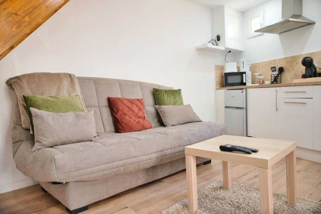un salon avec un canapé et une table dans l'établissement Cosy duplex au cœur de Bompard climatisé, à Marseille