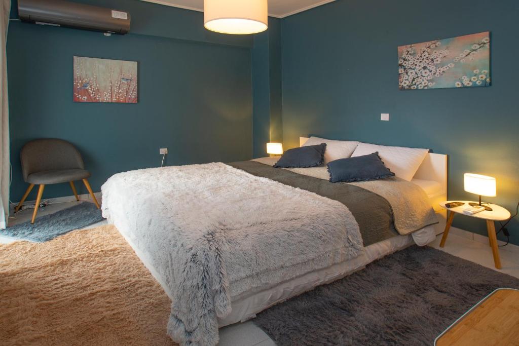 Postel nebo postele na pokoji v ubytování Top floor apartment in Chalkida