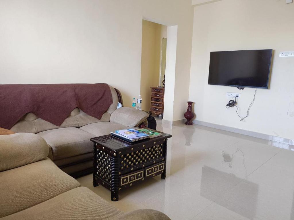 TV a/nebo společenská místnost v ubytování 1BHK Cozy Stay