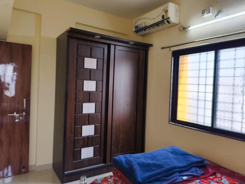 Postel nebo postele na pokoji v ubytování 1BHK Cozy Stay