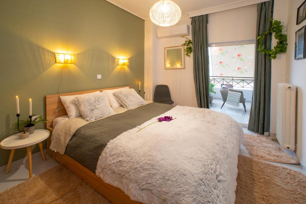 Postel nebo postele na pokoji v ubytování Top floor apartment in Chalkida