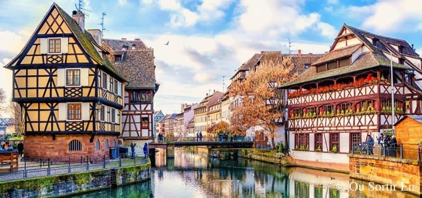 un groupe de bâtiments à côté d'une rivière dans l'établissement Petite France - 4 pers, à Strasbourg