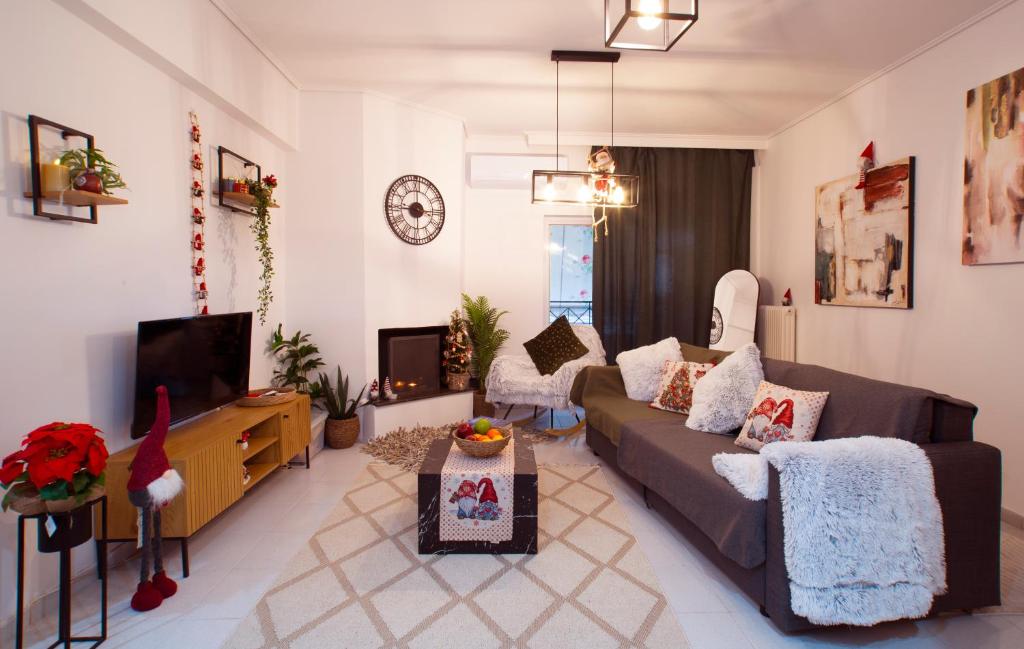 TV a/nebo společenská místnost v ubytování Top floor apartment in Chalkida