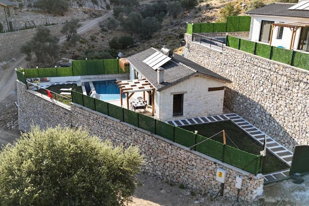 Bazén v ubytování Fethiye Villalarım Villa 1 nebo v jeho okolí